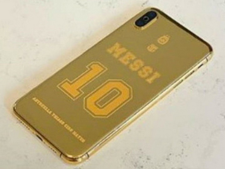 Месси покрыл iPhone золотом и украсил именем жены
