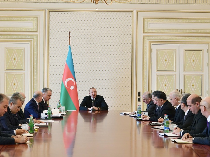 Под председательством Президента Ильхама Алиева состоялось совещание в связи с пожаром в торговом центре Diqlas - ФОТО