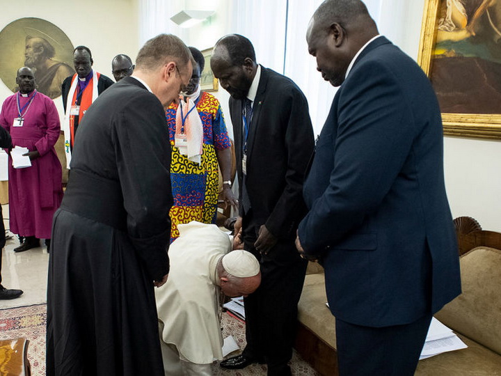 Папа римский на коленях поцеловал ноги лидерам Южного Судана - ВИДЕО