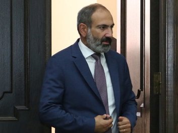 Соратник Пашиняна устроил 49 фальшивых виз, но его освободили