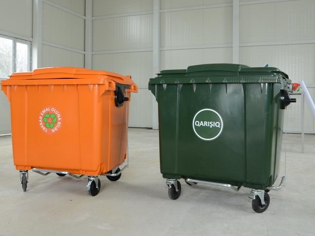 В Баку привезли новые мусорные контейнеры - ФОТО