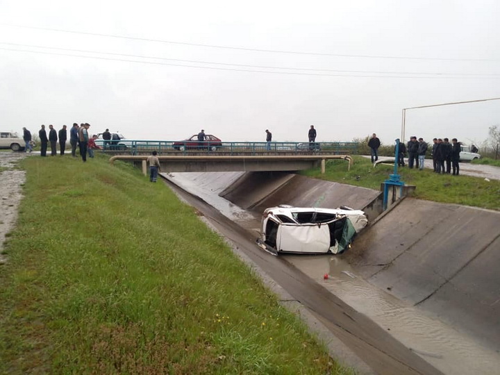 В Азербайджане Lexus упал в канал, водитель погиб - ФОТО