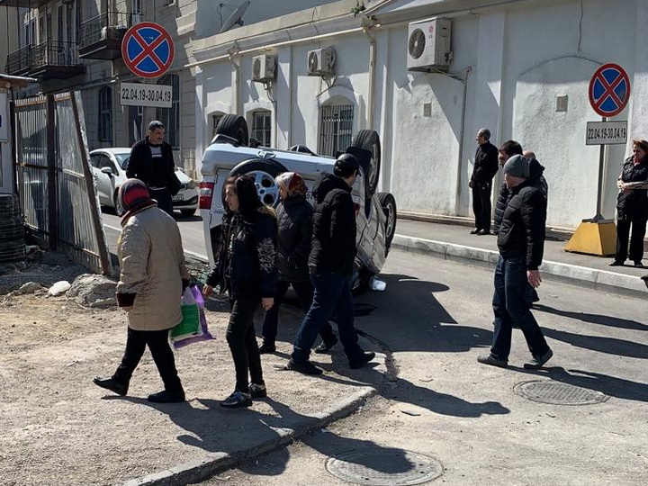 Тяжелое ДТП в центре Баку: автомобиль перевернулся несколько раз - ФОТО - ВИДЕО