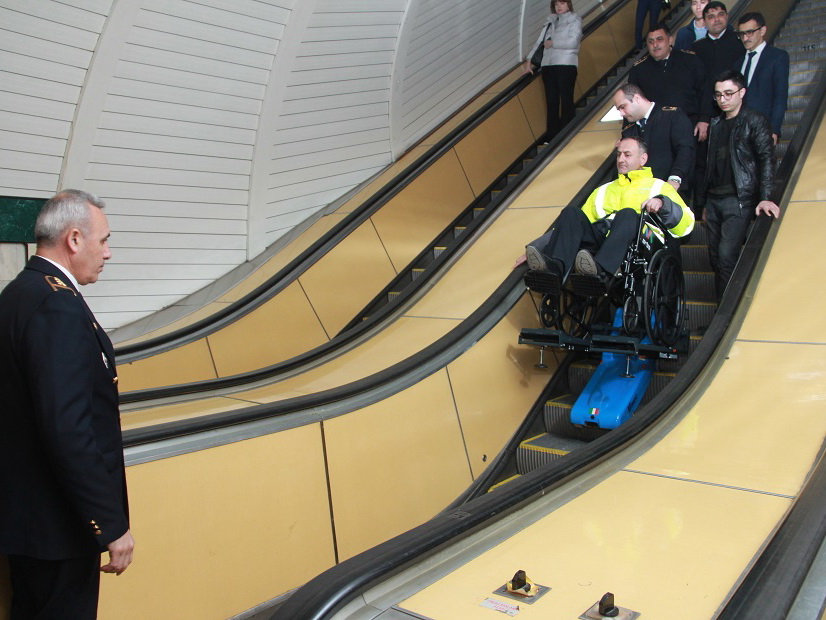«На коляске в метро»: Бакметрополитен приобрел оборудование, позволяющее инвалидам спускаться на станции – ФОТО