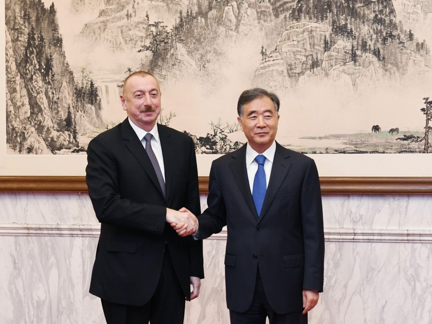 Ильхам Алиев встретился в Пекине с членом Политбюро Центрального комитета Коммунистической партии Китая Ван Яном - ФОТО