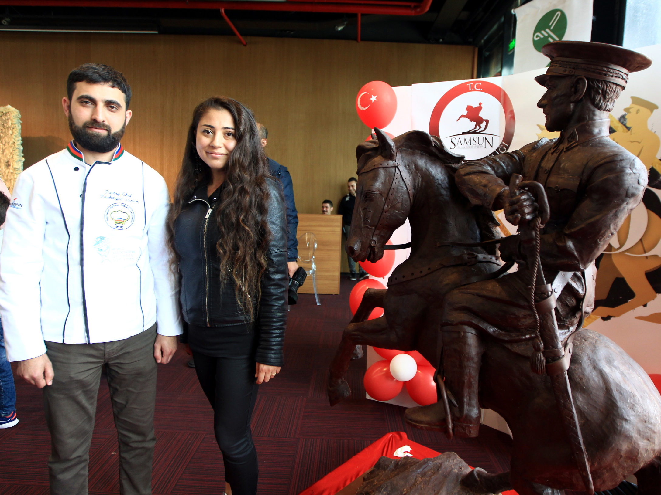 Азербайджанский кондитер приготовил из шоколада грандиозную скульптуру Ататюрка - ФОТО