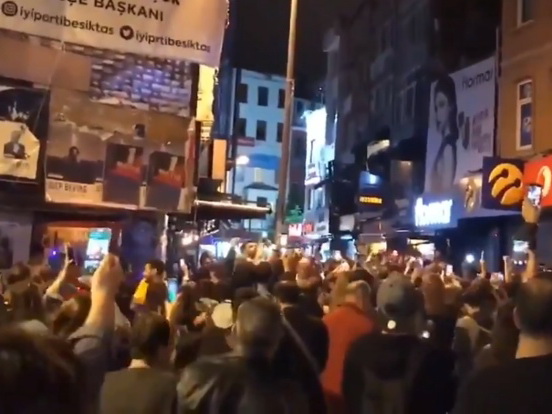 «Кастрюли и сигналы»: Стамбул протестует против отмены итогов выборов мэра города – ФОТО - ВИДЕО
