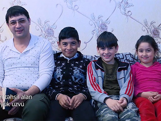В Азербайджане учитель с 11-летним стажем решил вновь сесть за парту - ВИДЕО