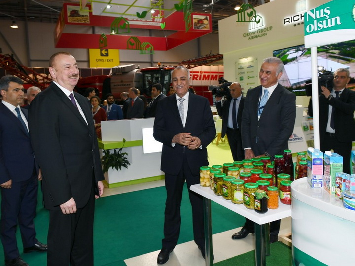 Президент Азербайджана ознакомился с международными выставками - ФОТО