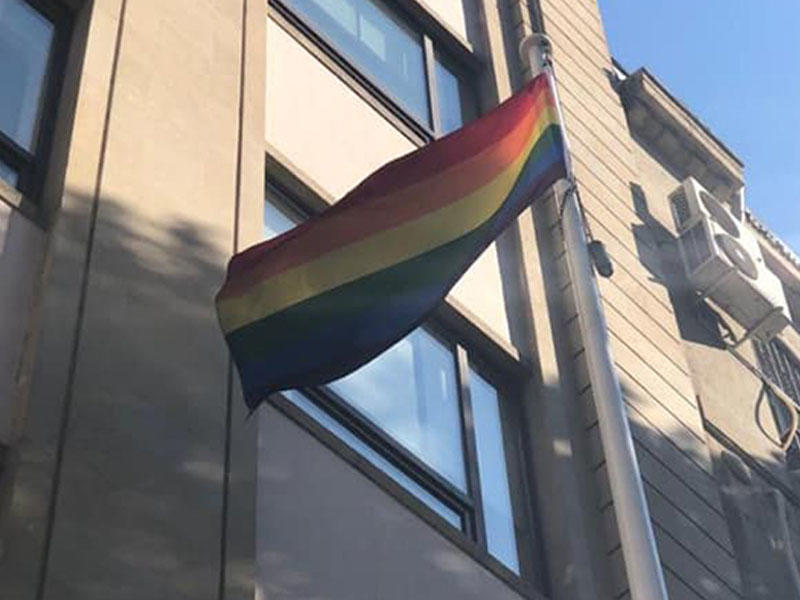 Bakıda səfirlik binasından LGBT bayrağı asıldı - FOTO
