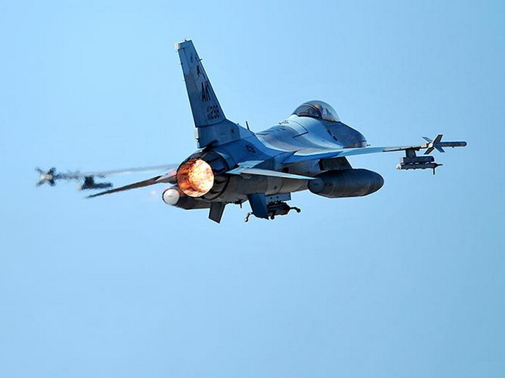 В Калифорнии разбился истребитель F-16 - ФОТО - ВИДЕО