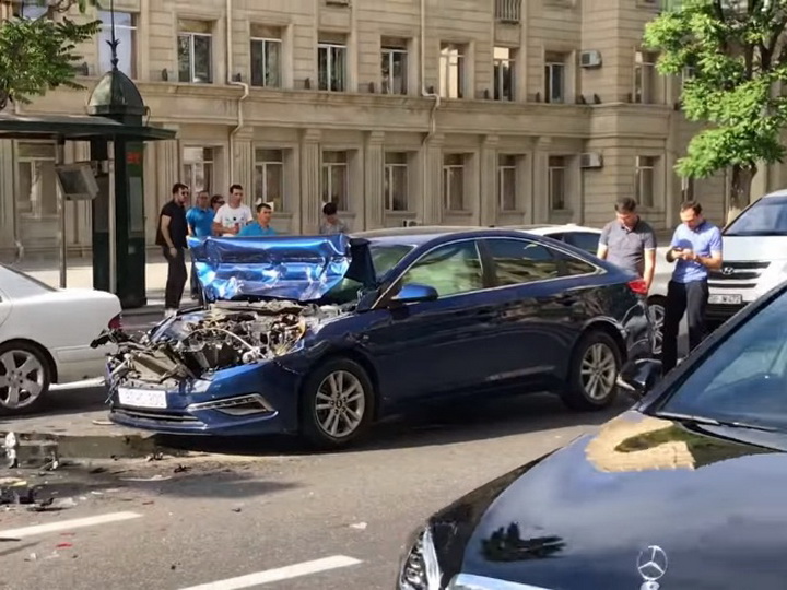 В центре Баку автомобиль врезался в армейский грузовик - ВИДЕО