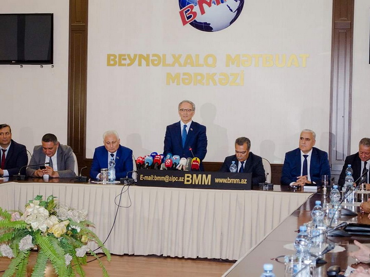В Азербайджане состоялся круглый стол на тему «Взгляд на Азербайджан: политические интересы на уровне прессы» - ФОТО