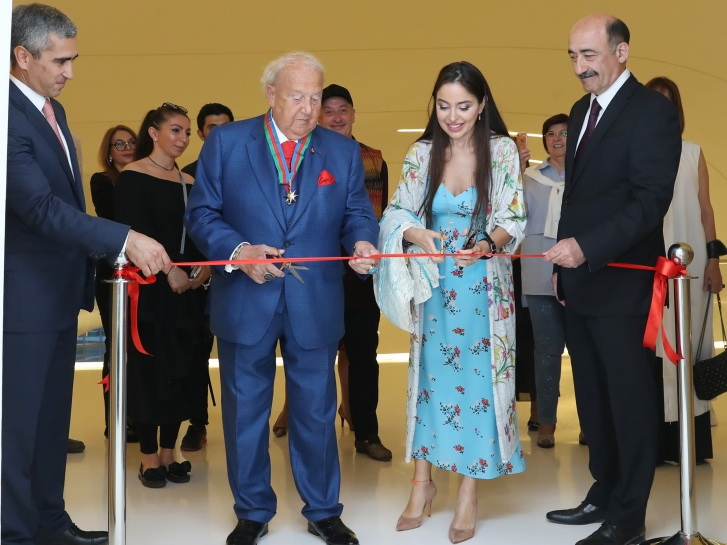 В Центре Гейдара Алиева открылась выставка всемирно известного художника Зураба Церетели - ФОТО