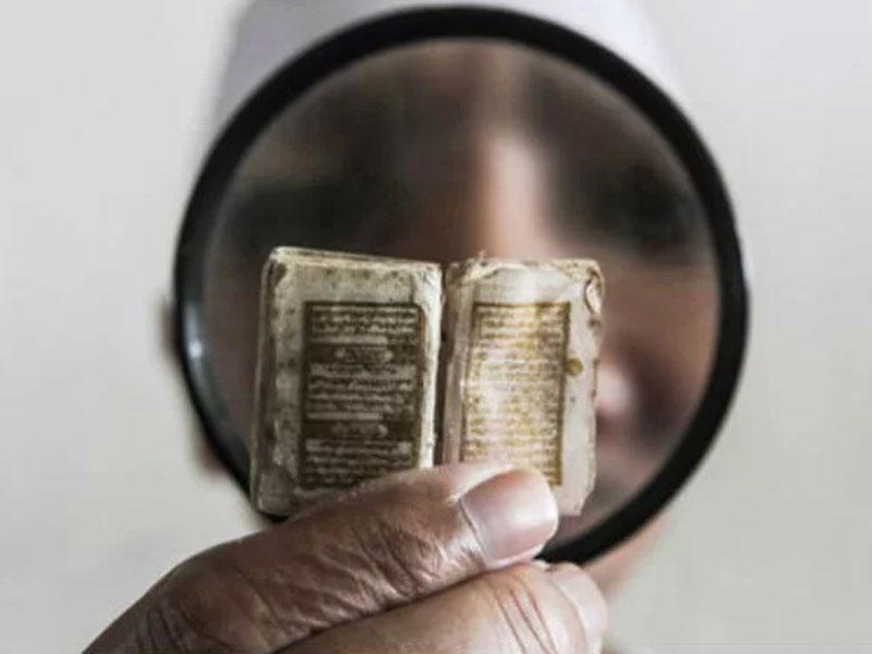 Dünyanın ən kiçik Quran kitabı bu ölkədədir - FOTO
