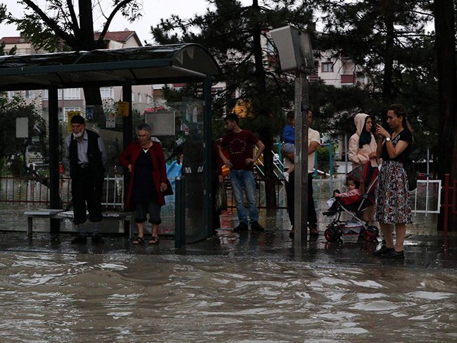 Анкару затопило ливнем, есть жертвы – ФОТО