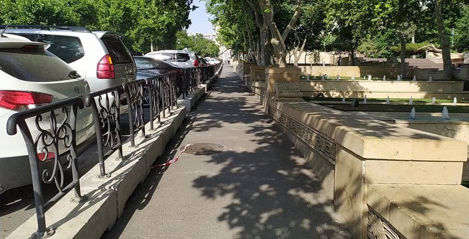 Пешеходам вернули «украденный тротуар» в центре Баку