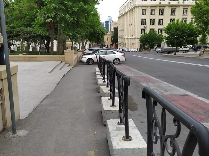 Пешеходам вернули «украденный тротуар» в центре Баку Пешеходам вернули «украденный тротуар» в центре Баку