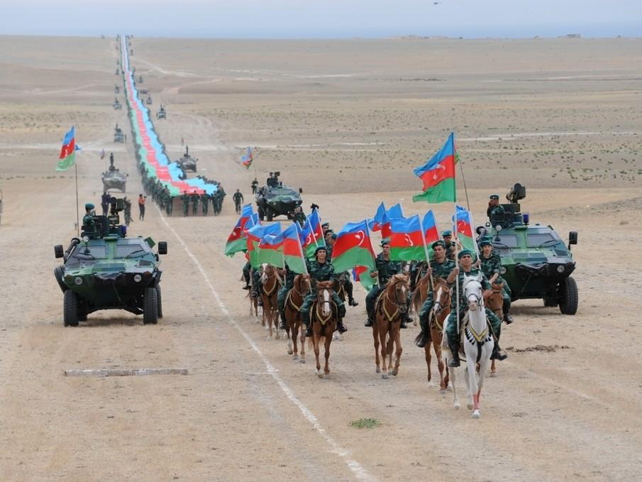 «Грандиозное шествие»: В Азербайджане сшили 5-километровый флаг - ФОТО