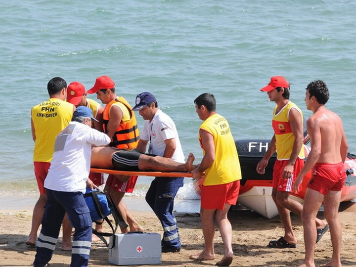 В день «Последнего звонка» на бакинском пляже утонул выпускник - ВИДЕО