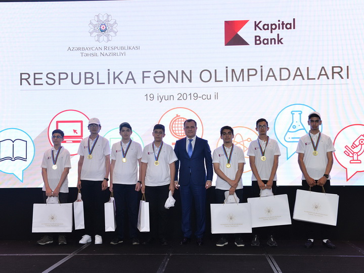В Азербайджане награждены победители предметных олимпиад - ФОТО