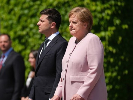 Зеленский о приступе Меркель: Поверьте, она была в безопасности - ВИДЕО