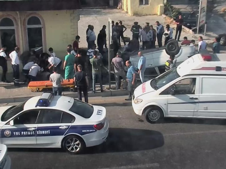 На проспекте Бабека перевернулся автомобиль, образовалась большая пробка – ФОТО
