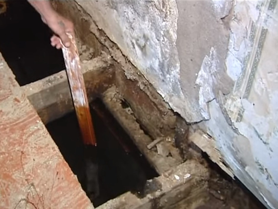 «Бабушка-нефтепромышленник»: В Баку в подвале дома появилась нефть – ВИДЕО