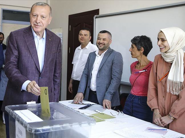Президент Турции проголосовал на повторных муниципальных выборах в Стамбуле