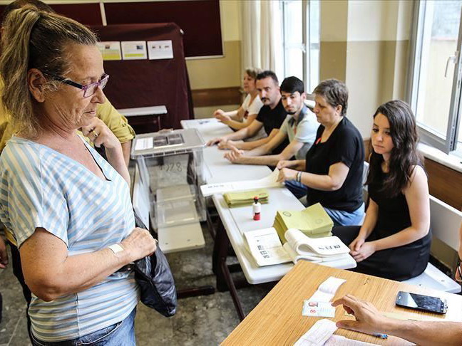 Жители Стамбула голосуют на повторных муниципальных выборах