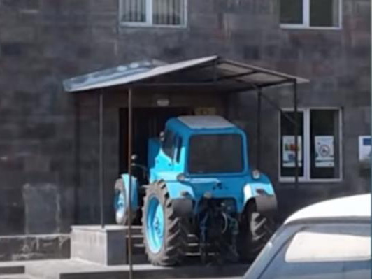 В Армении крестьяне заблокировали трактором здание суда