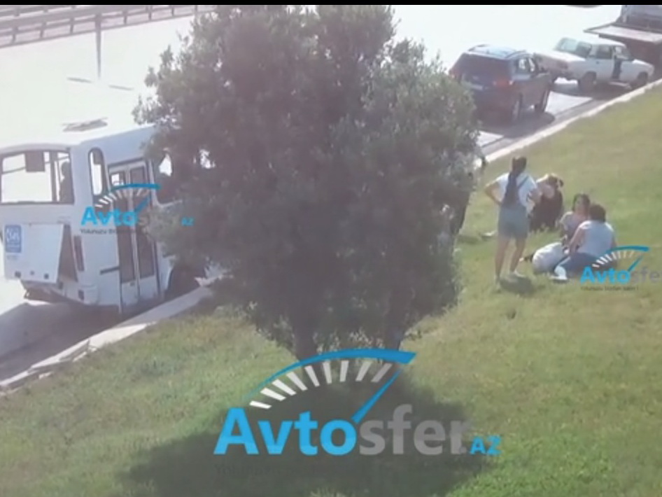 В Баку эвакуатор протаранил автобус, полный людей: Есть пострадавшие - ВИДЕО