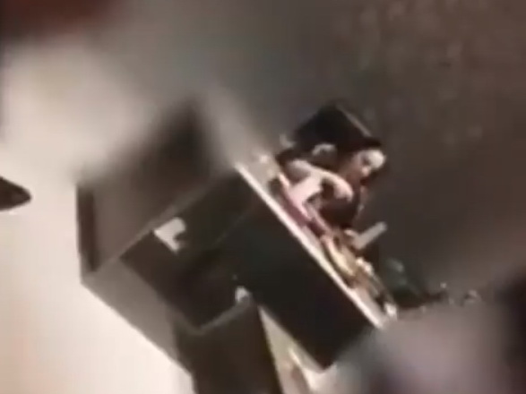 В Азербайджане женщина предложила собственную дочь в залог - ВИДЕО