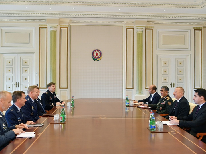 Президент Ильхам Алиев принял делегацию во главе с главнокомандующим союзническими силами НАТО в Европе