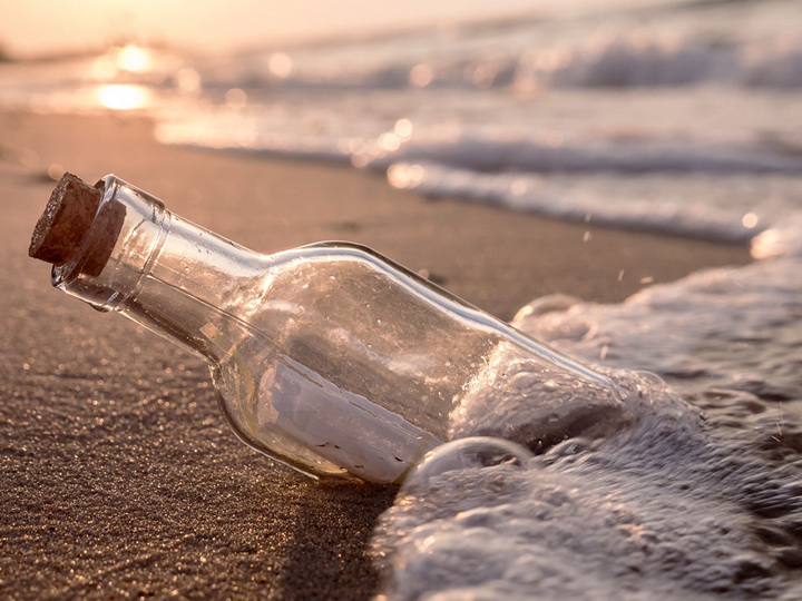 В Австралии на пляже нашли письмо в бутылке, брошенное в море 50 лет назад