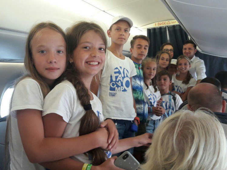 Президент Украины прилетел в Одессу экономклассом - ФОТО