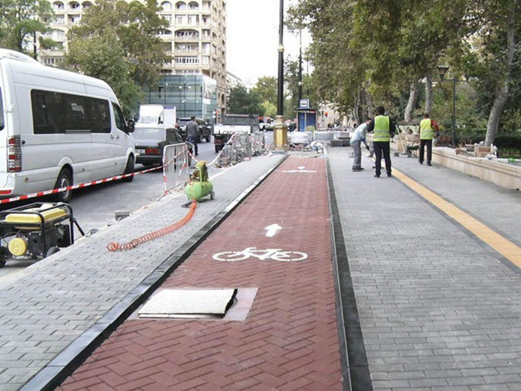 В центре Баку прокладывают новую велодорожку - ВИДЕО