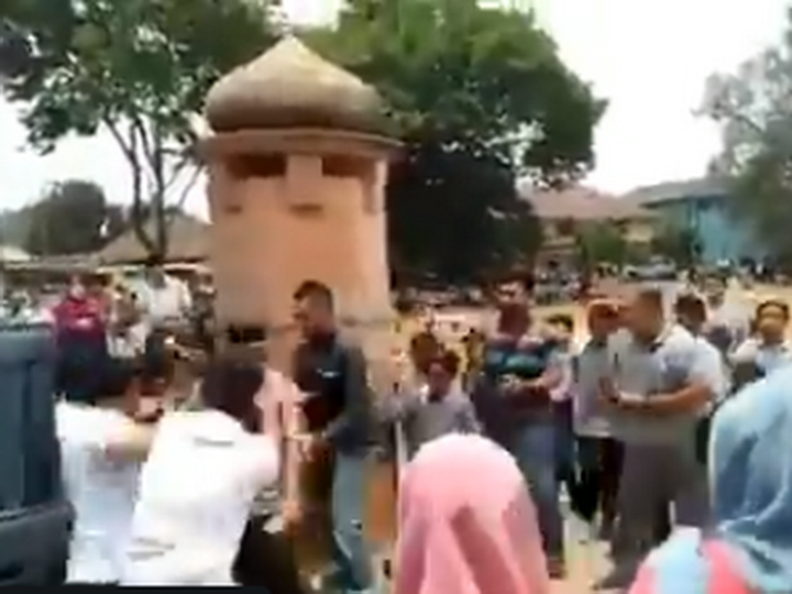 Атака на министра безопасности Индонезии попала на видео