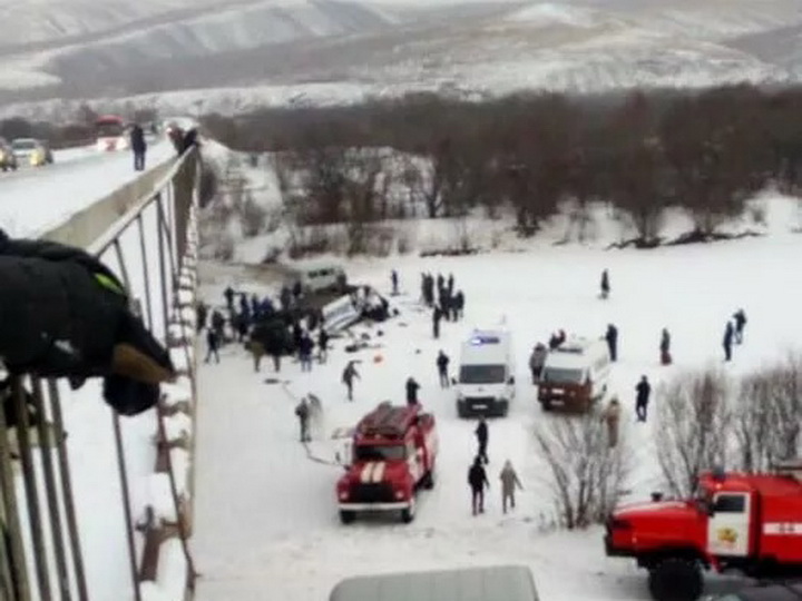 В России пассажирский автобус упал с моста в реку - 15 погибших - ФОТО - ВИДЕО