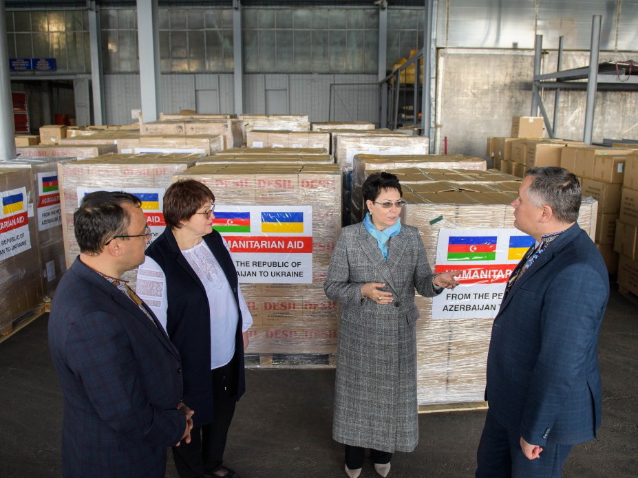 Азербайджан прислал Украине 100 тысяч медицинских масок - ФОТО