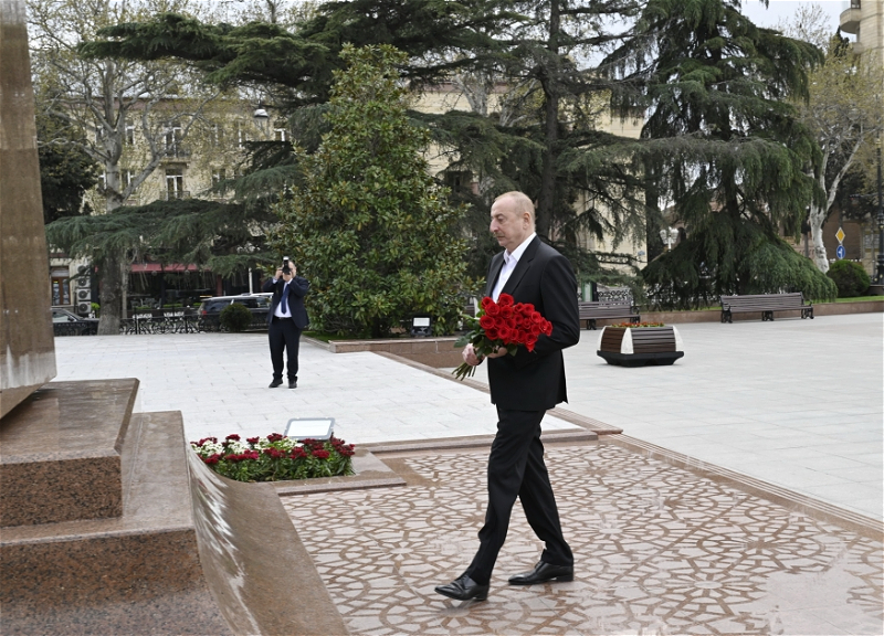 Президент Ильхам Алиев посетил памятник великому лидеру в Гяндже - ФОТО