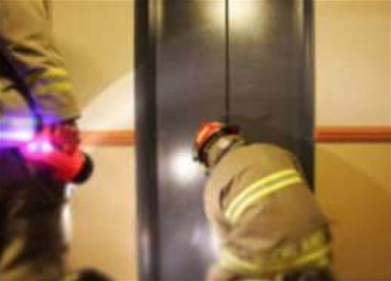 FHN əməkdaşları liftdə köməksiz qalan 7 nəfəri xilas edib - VİDEO