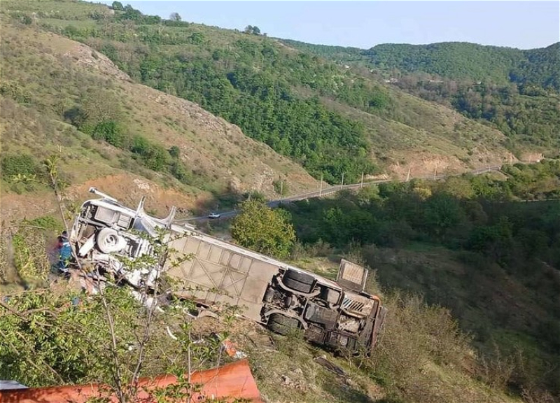 В Армении автобус с иранскими номерами упал в овраг, есть погибшие и раненые