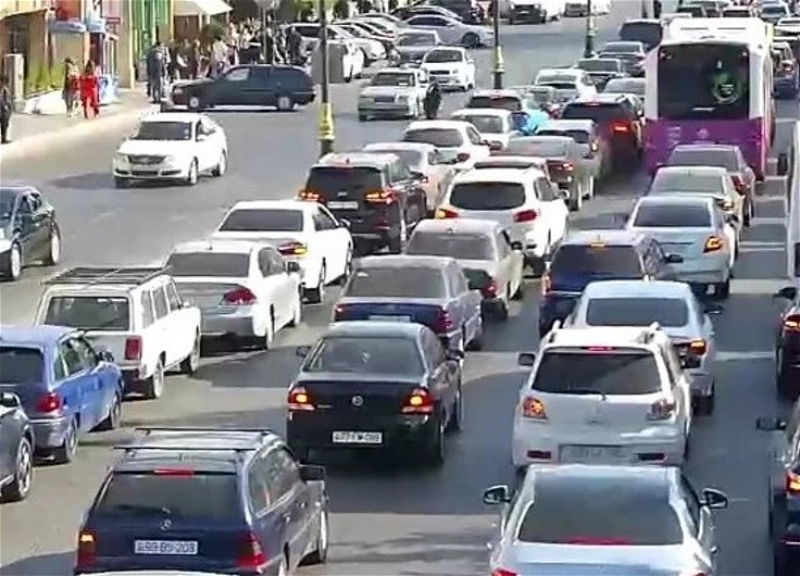 На этих улицах Баку затруднено движение транспорта - ФОТО
