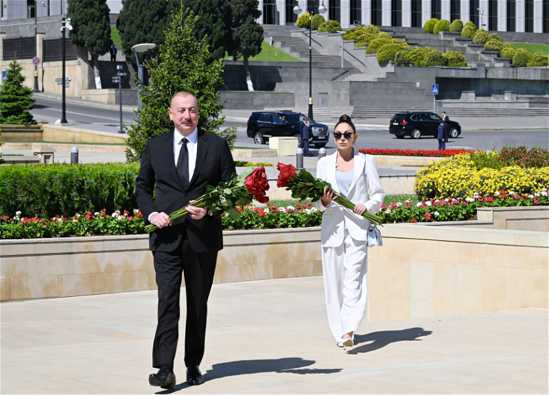 Президент Ильхам Алиев и первая леди Мехрибан Алиева почтили память сынов Азербайджана, погибших за Победу над фашизмом - ФОТО