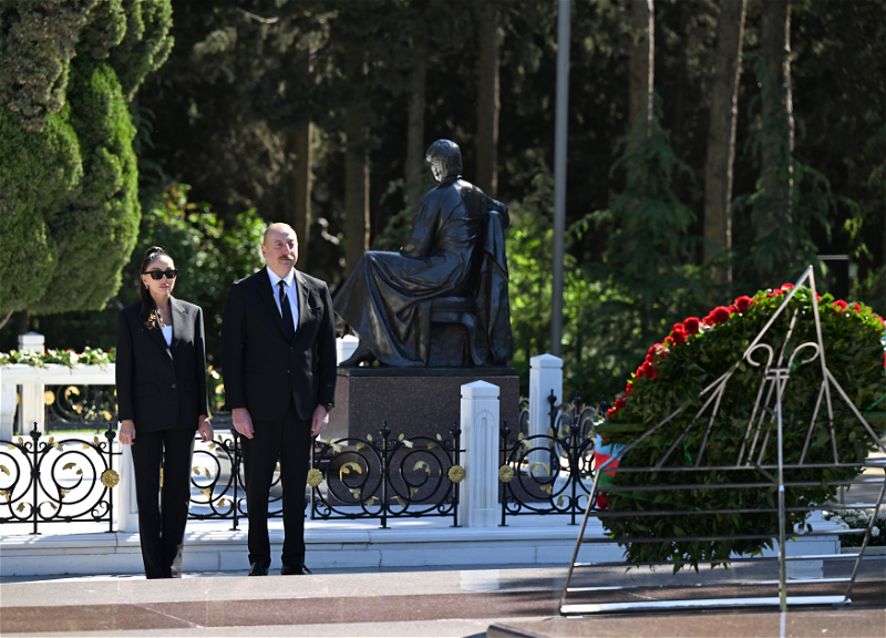 Президент Ильхам Алиев и первая леди Мехрибан Алиева посетили могилу великого лидера Гейдара Алиева в Аллее почетного захоронения - ФОТО