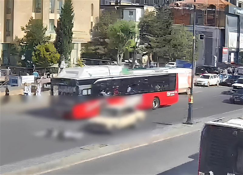 В Баку автомобиль сбил двух человек, переходивших дорогу перед автобусом - ВИДЕО