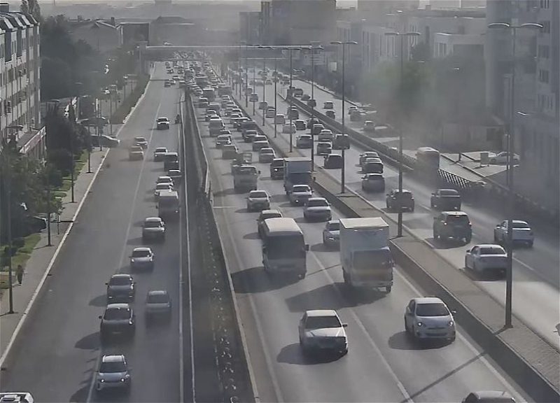 В Баку на ряде улиц и проспектов наблюдаются пробки - ФОТО
