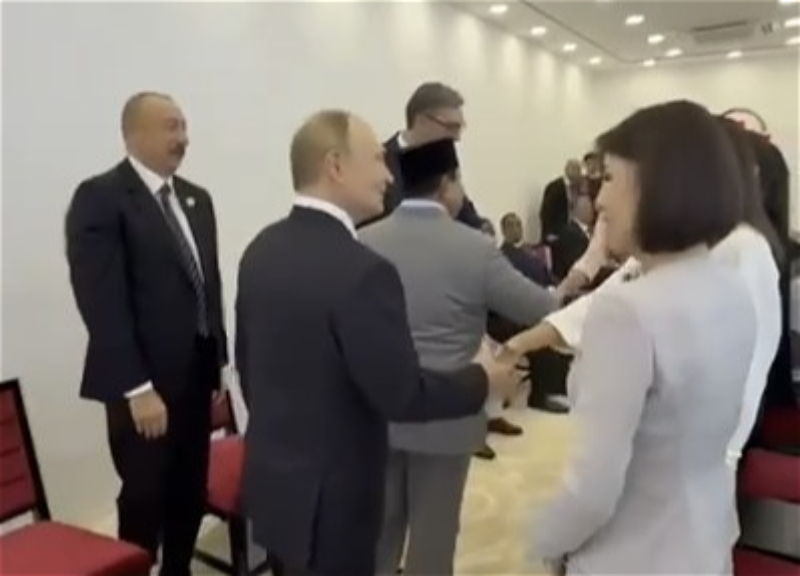 Ильхам Алиев и Владимир Путин поприветствовали друг друга перед парадом в Пекине - ВИДЕО