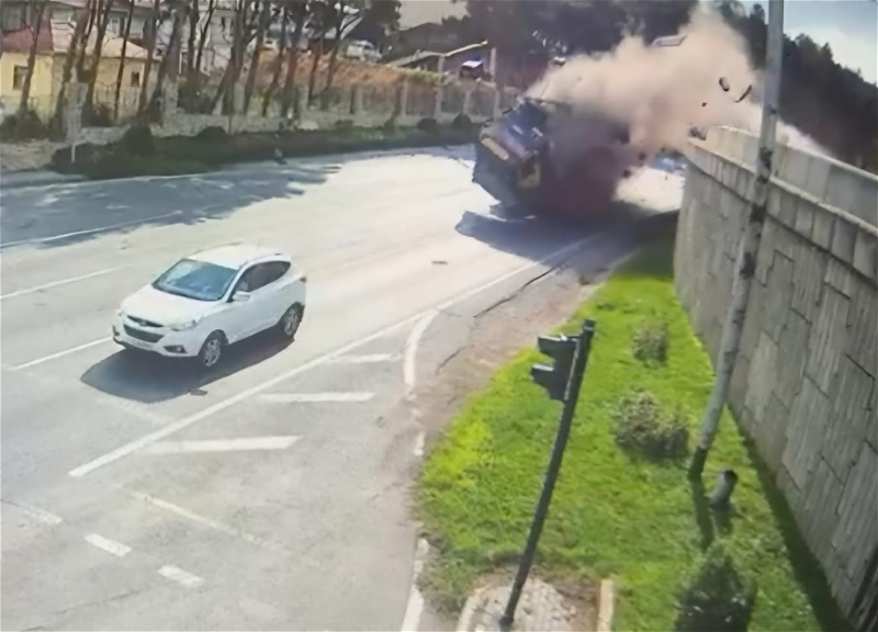 В Баку число погибших при падении грузовика с моста возросло до трех - ФОТО - ВИДЕО - ОБНОВЛЕНО